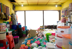 Penjual Peralatan Rumah Tangga (Seri Meminjam Mata dan Melihat Ruang)
